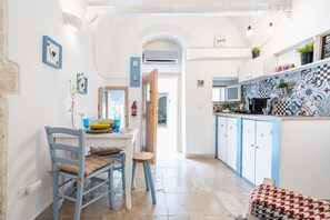 Réfrigérateur, four, plaque de cuisson, cafetière/bouilloire