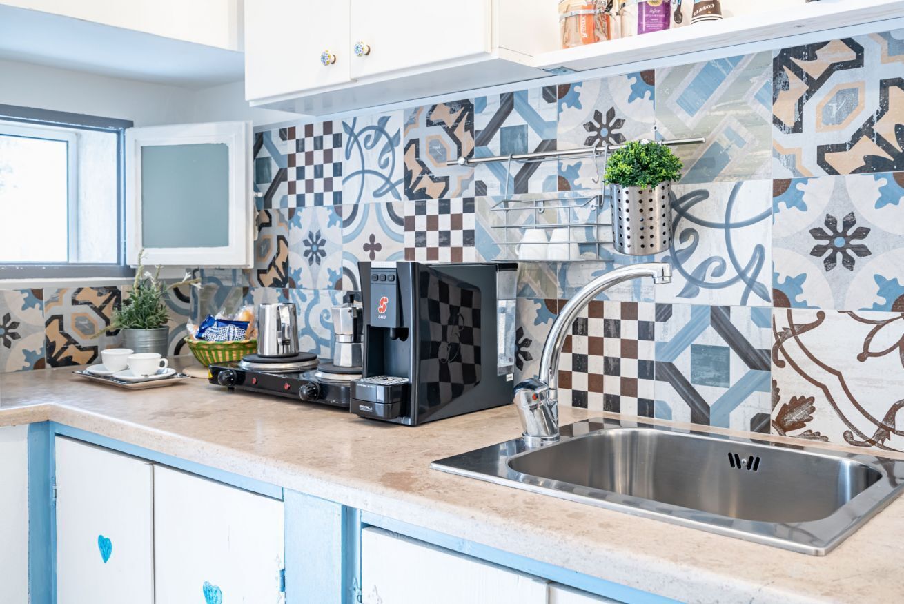 Fridge, oven, stovetop, coffee/tea maker