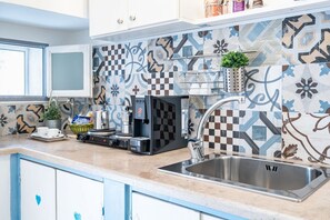 Fridge, oven, stovetop, coffee/tea maker