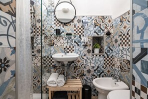 Douche, sèche-cheveux, serviettes fournies, shampoing