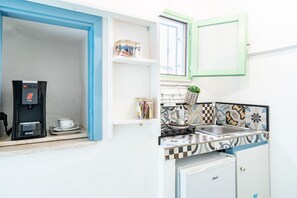 Fridge, oven, stovetop, coffee/tea maker