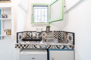 Fridge, oven, stovetop, coffee/tea maker