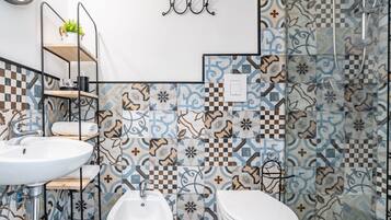 Doccia, asciugacapelli, bidet, asciugamani