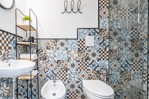 Shower, hair dryer, bidet, towels