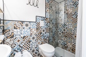 Shower, hair dryer, bidet, towels