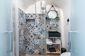 Douche, sèche-cheveux, serviettes fournies, shampoing