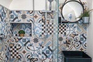 Shower, hair dryer, towels, shampoo