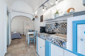 Fridge, oven, stovetop, coffee/tea maker