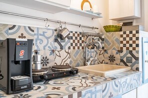 Fridge, oven, stovetop, coffee/tea maker