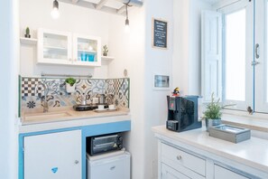 Fridge, oven, stovetop, coffee/tea maker