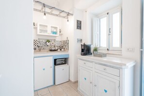 Fridge, oven, stovetop, coffee/tea maker