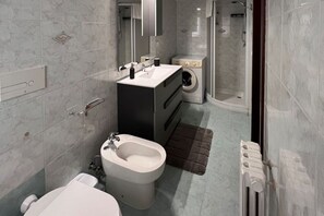 Shower, hair dryer, bidet, towels - Il Monale by Rentbeat (Martina Franca)