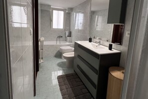 Regadera, secadora de cabello, bidet, toallas