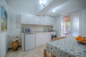 Fridge, microwave, oven, stovetop - Il Lilla by Rentbeat (Locorotondo)