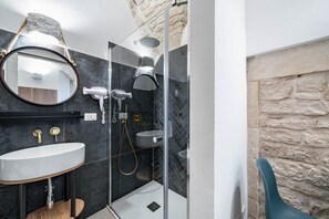 Douche, articles de toilette gratuits, sèche-cheveux, bidet