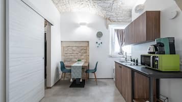 Jääkaappi, mikroaaltouuni, liesi, kahvin-/teenkeitin