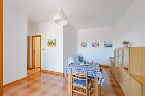 Dining - Elisa Apartment by Rentbeat (Villanova)