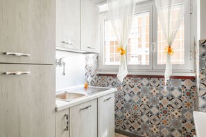 Fridge, oven, stovetop, coffee/tea maker