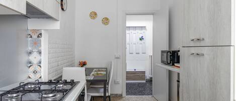 Fridge, oven, stovetop, coffee/tea maker