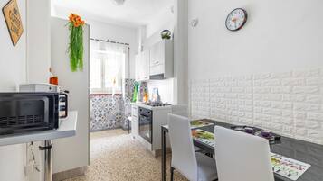 Kühlschrank, Ofen, Herdplatte, Wasserkocher mit Kaffee-/Teezubehör