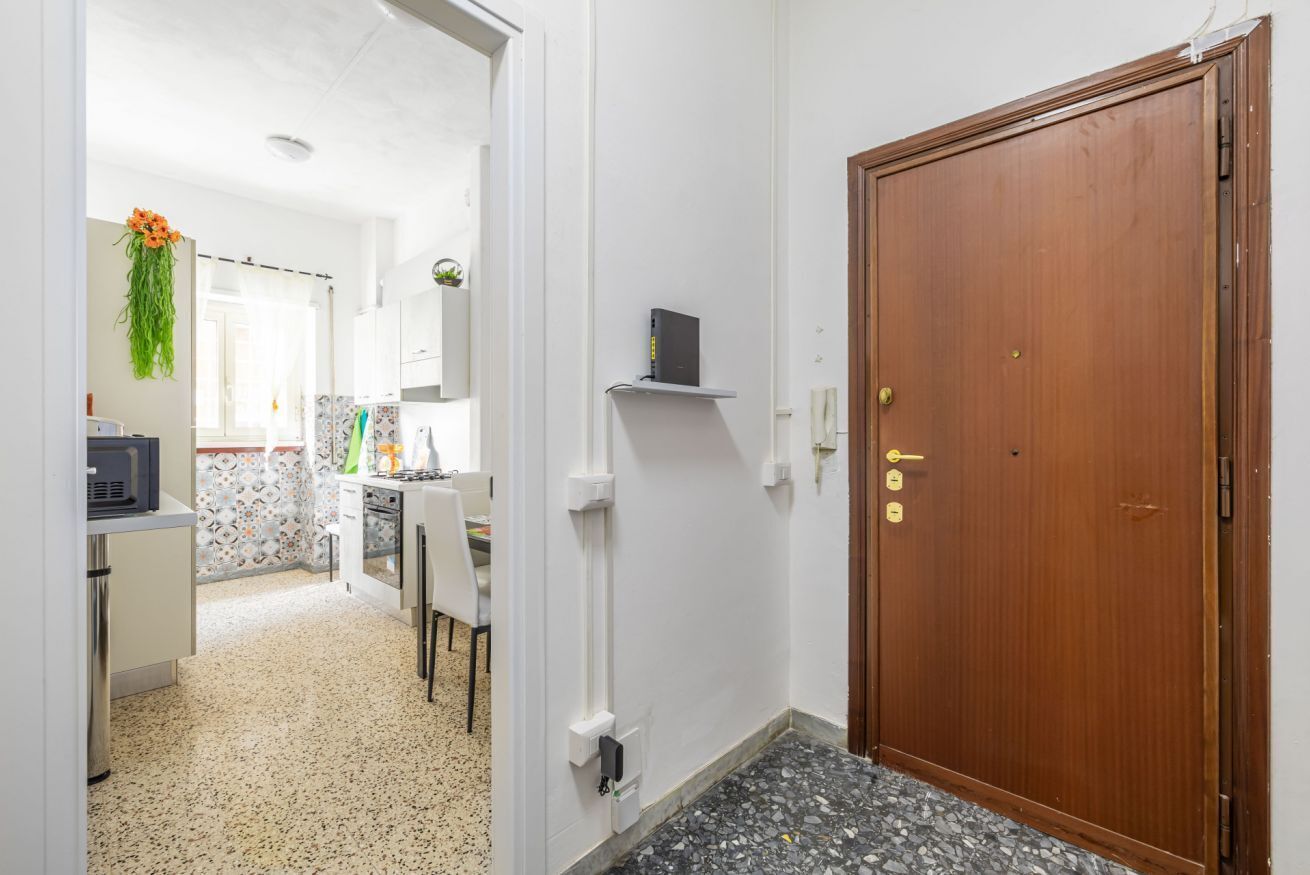 Fridge, oven, stovetop, coffee/tea maker