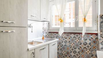 KĂŒhlschrank, Ofen, Herdplatte, Wasserkocher mit Kaffee-/Teezubehör