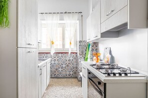Frigorifero, forno, piano cottura, macchina per tè/caffè