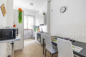 Kühlschrank, Ofen, Herdplatte, Wasserkocher mit Kaffee-/Teezubehör