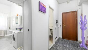 Doccia, asciugacapelli, bidet, shampoo
