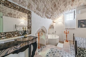 Douche, sèche-cheveux, bidet, serviettes fournies