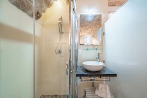 Dusche, Haartrockner, Bidet, Handtücher