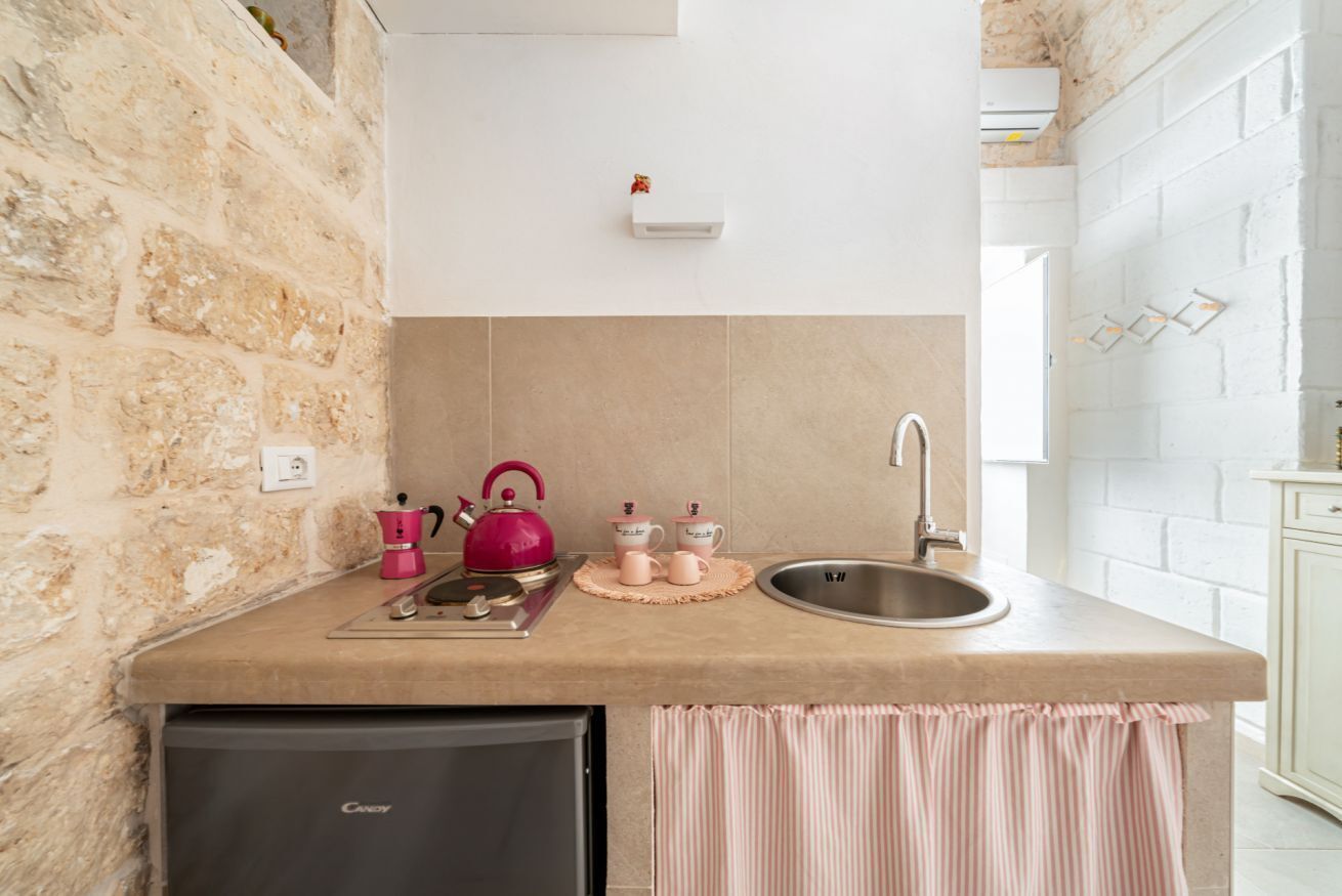 Frigorífico, placa de cocina, trona infantil y utensilios de cocina