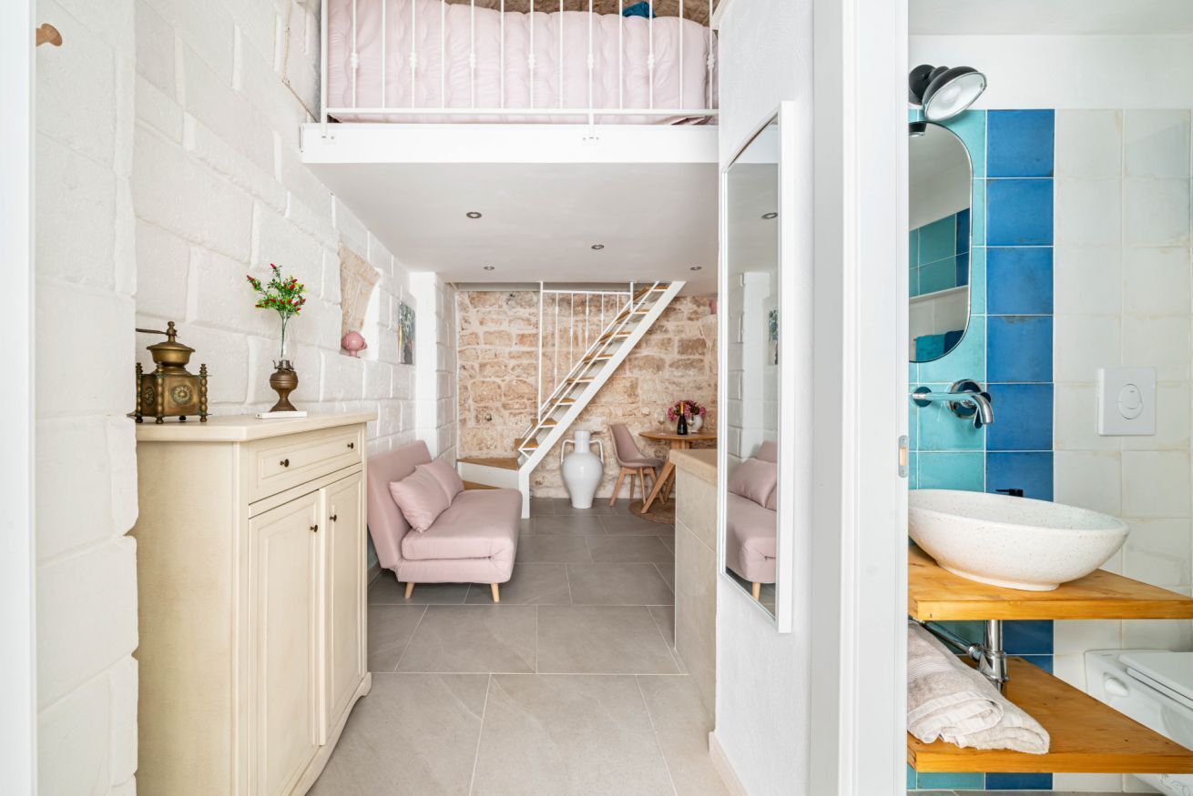 Shower, hair dryer, towels, shampoo