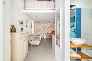 Shower, hair dryer, towels, shampoo - Donna Alfa by Rentbeat (Ostuni)