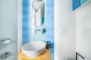 Shower, hair dryer, towels, shampoo