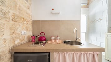 Frigorífico, placa de cocina y utensilios de cocina