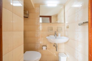 Articles de toilette gratuits, sèche-cheveux, serviettes fournies