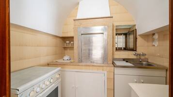 Een koelkast, een oven, een kookplaat, een broodrooster