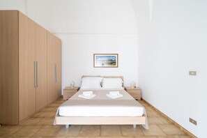 1 bedroom, bed sheets