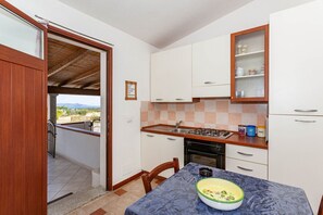 Frigorífic, forn, placa de cuina i trona 