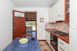 Frigorífic, forn, placa de cuina i trona 