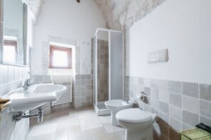 Shower, hair dryer, shampoo - Casa Scipione by Rentbeat (Ostuni)