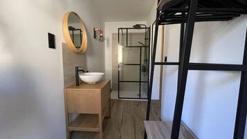 Douche, sĂšche-cheveux, serviettes fournies, savon