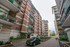 Unclassified image, 5 of 23, button