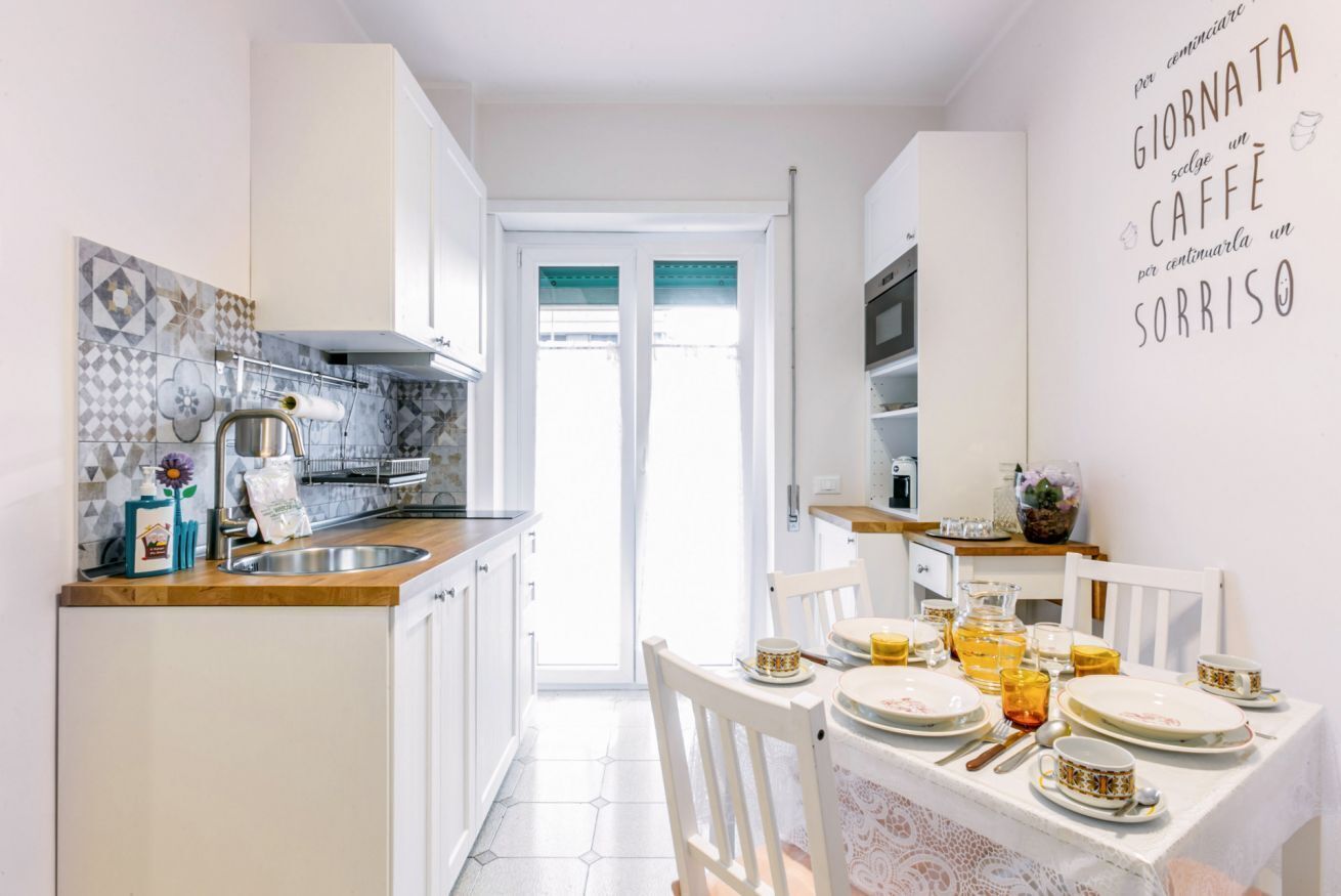 Réfrigérateur, micro-ondes, plaque de cuisson, cafetière/bouilloire