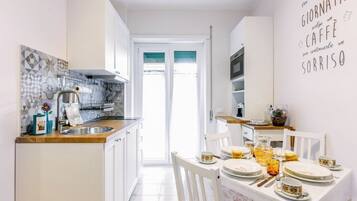 Kühlschrank, Mikrowelle, Herdplatte, Wasserkocher mit Kaffee-/Teezubehör