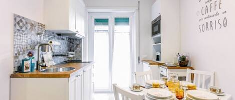 Réfrigérateur, micro-ondes, plaque de cuisson, cafetière/bouilloire