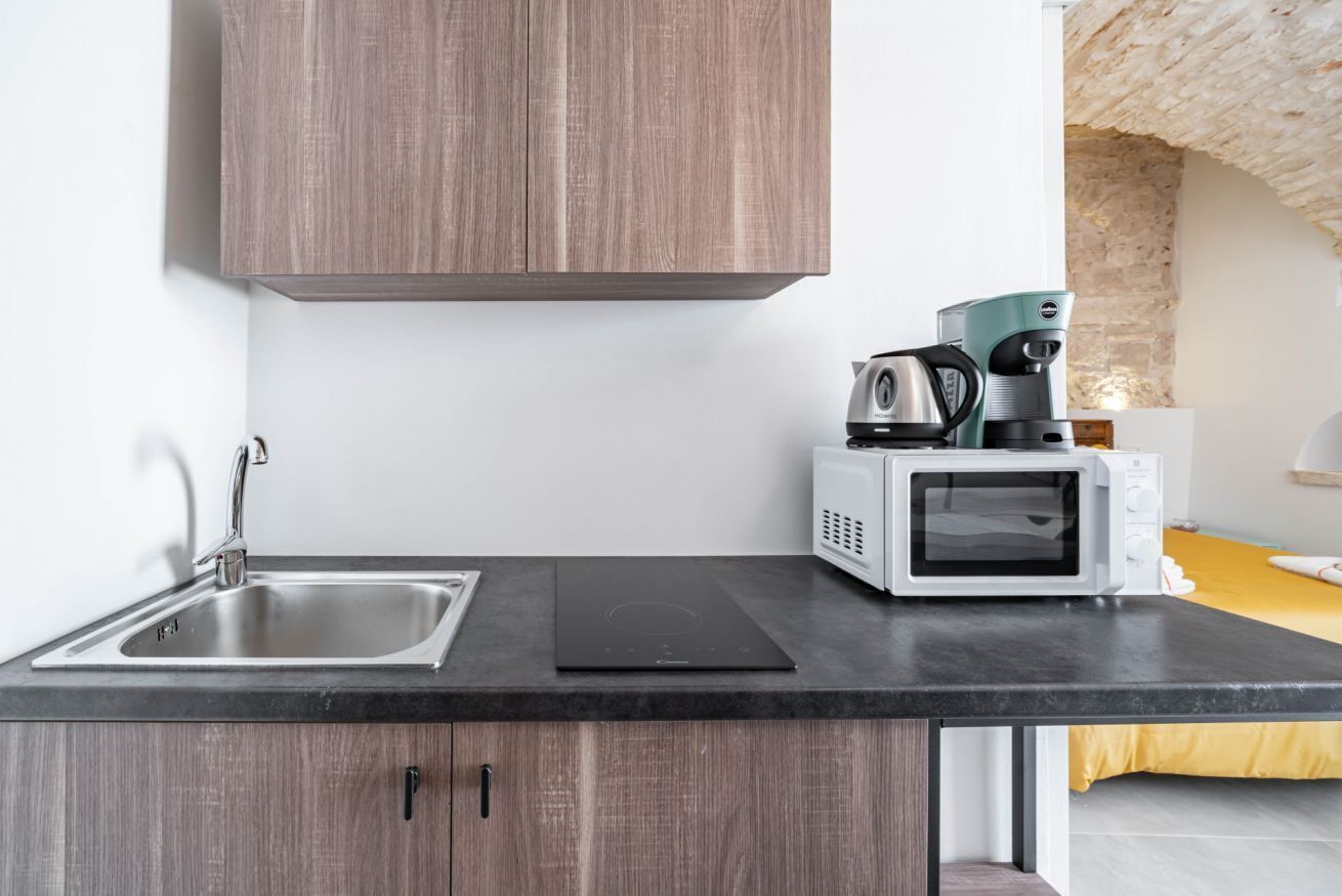 Réfrigérateur, micro-ondes, plaque de cuisson, cafetière/bouilloire