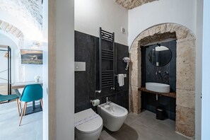 Dusche, Haartrockner, Bidet, Handtücher