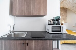 Kühlschrank, Mikrowelle, Herdplatte, Wasserkocher mit Kaffee-/Teezubehör